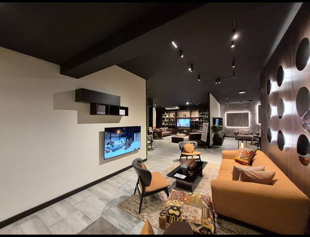 980M² SHOWROOM TO LET IN KRAMERVILLE